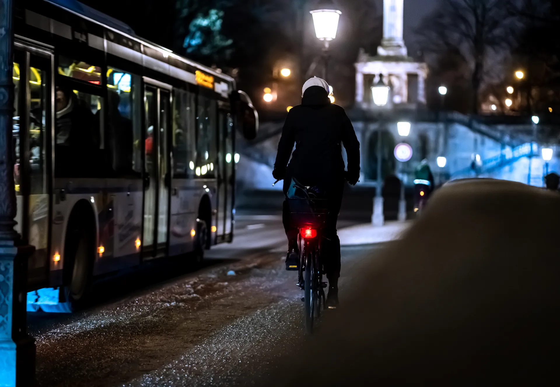 Sykle uten lys? Regler, bøter og beste sykkellykt 2026 Sykle uten lys? Regler, bøter og beste sykkellykt 2026