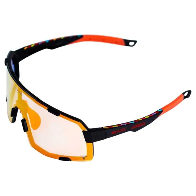 4kaad Axendo Race La Vuelta 2025 Foto Kromatiske Solbriller, Black / red, Photochromic Red Revo XCVision/CAT0-3