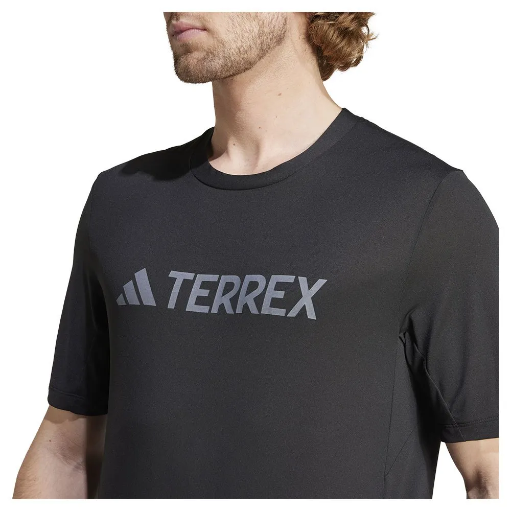 adidas Mt Log Tech Kortarmet T-skjorte