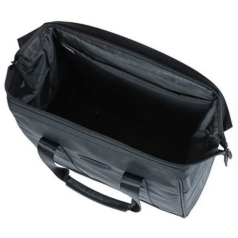 Basil Grand Tarpaulin Hook-on Sykkelveske 23l, Black / white, One Size Basil Grand Tarpaulin Hook-on Sykkelveske 23l, Black / white, One Size