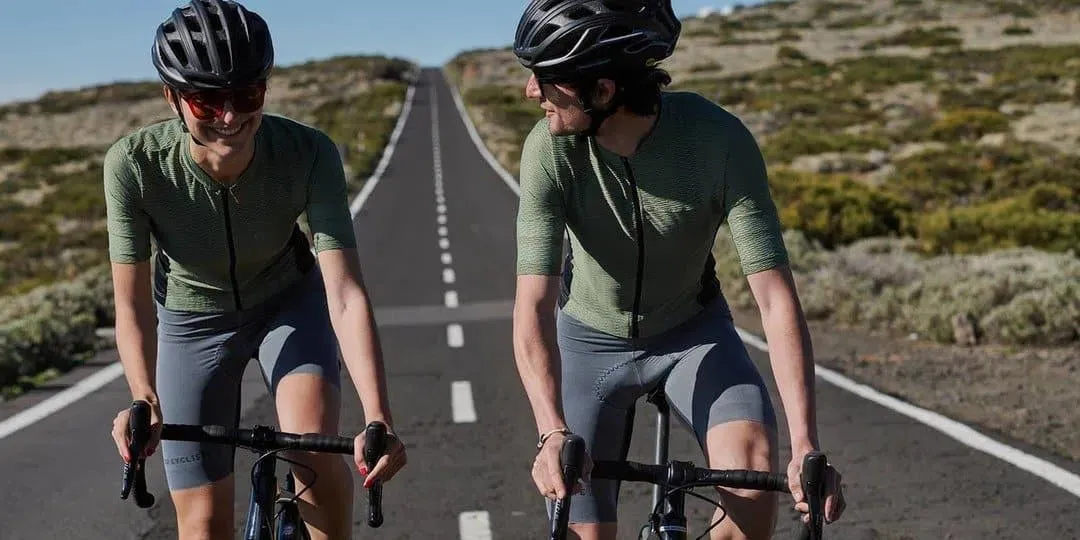 Café Du Cycliste Christelle Ultralight Cycling Jersey Café Du Cycliste Christelle Ultralight Cycling Jersey