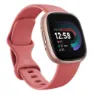 Fitbit Versa 4 Smartklokke Refurbished, Pink sand / copper rose
