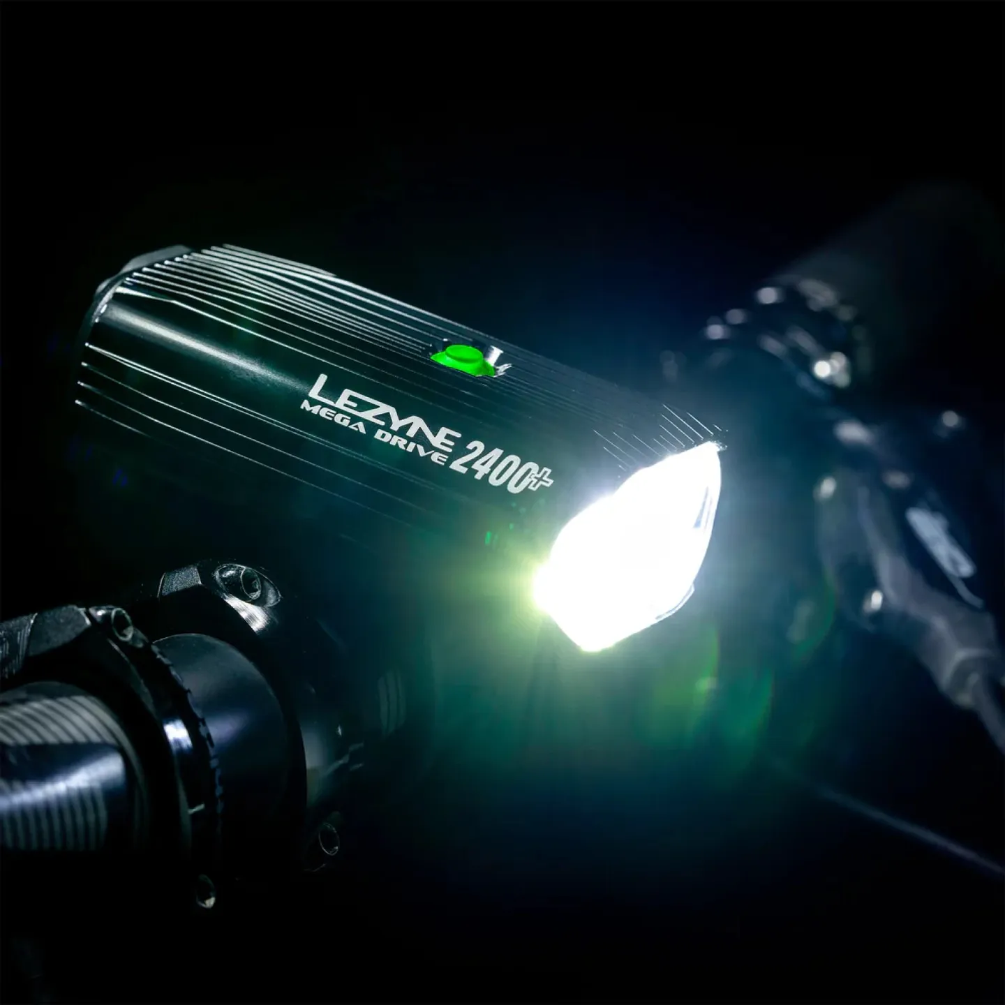 Lezyne Mega Drive 2400+ Frontlys, Black, 2400 Lysstyrker Lezyne Mega Drive 2400+ Frontlys, Black, 2400 Lysstyrker