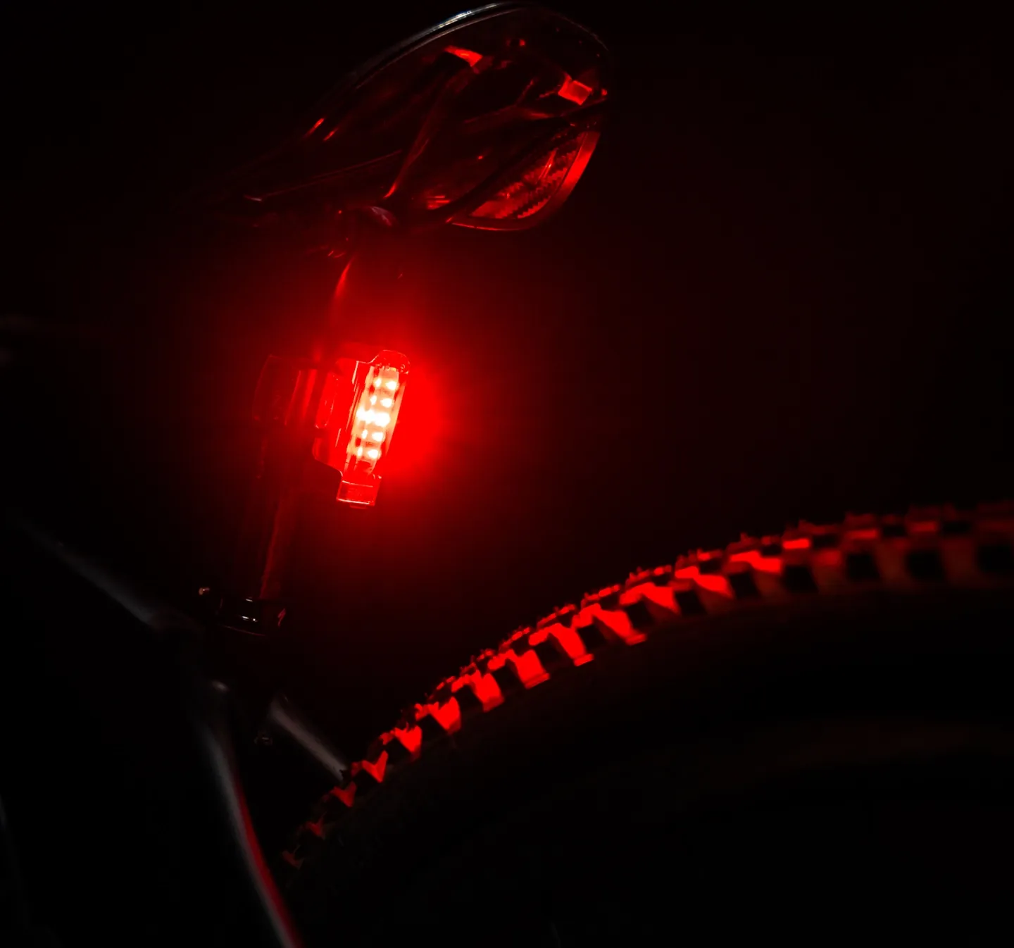 Lezyne Strip 300+ Baklys, Black / red, 300 Lysstyrker
