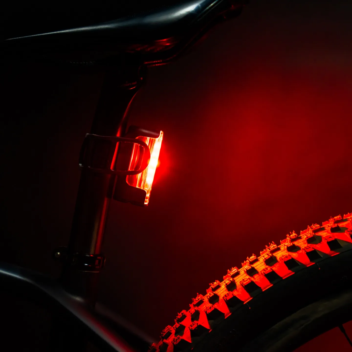 Lezyne Strip 300+ Baklys, Black / red, 300 Lysstyrker