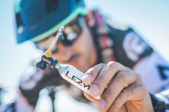Lezyne Tubeless CO2 Blaster, CO2 Pumpe + Reperasjonskit og CO2, Black, One Size Lezyne Tubeless CO2 Blaster, CO2 Pumpe + Reperasjonskit og CO2, Black, One Size