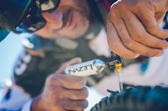Lezyne Tubeless CO2 Blaster, CO2 Pumpe + Reperasjonskit og CO2, Black, One Size Lezyne Tubeless CO2 Blaster, CO2 Pumpe + Reperasjonskit og CO2, Black, One Size