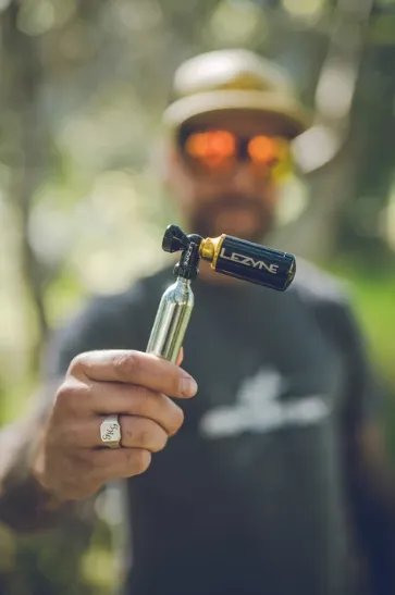 Lezyne Tubeless CO2 Blaster, CO2 Pumpe + Reperasjonskit og CO2, Black, One Size Lezyne Tubeless CO2 Blaster, CO2 Pumpe + Reperasjonskit og CO2, Black, One Size