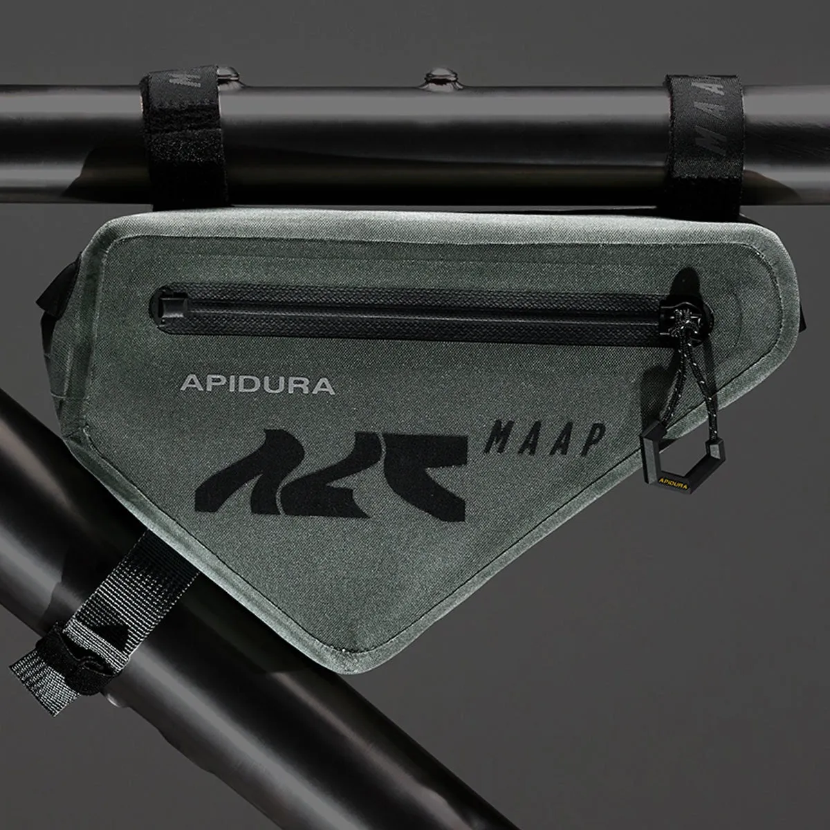 MAAP X APIDURA Frame Pack 1L, Loam