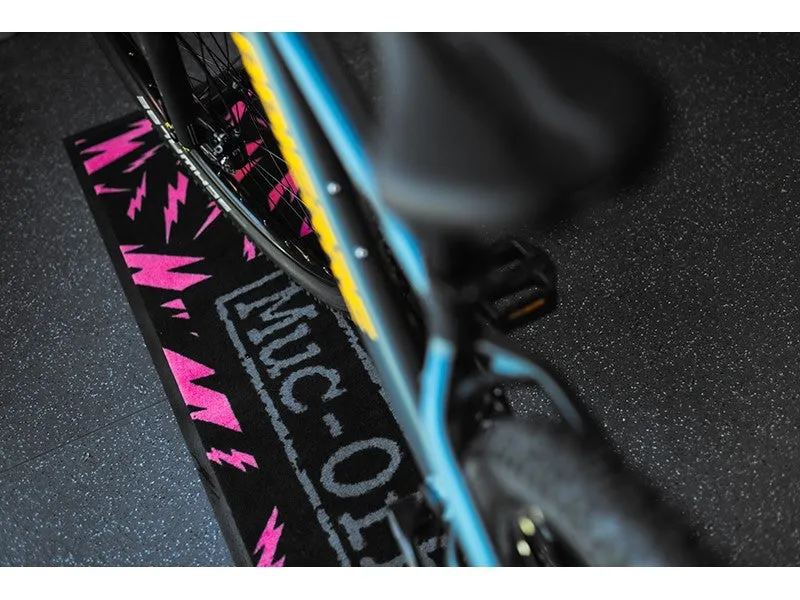 Muc-Off Absorberende Sykkelmatte, Black / pink, 2000 x 400mm