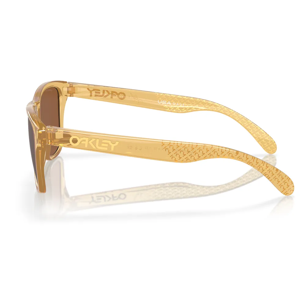 Oakley Frogskins Xs Killian Mbappe Prizm Solbriller For Barn, Km light curry, Prizm Tungsten/CAT3 Oakley Frogskins Xs Killian Mbappe Prizm Solbriller For Barn, Km light curry, Prizm Tungsten/CAT3