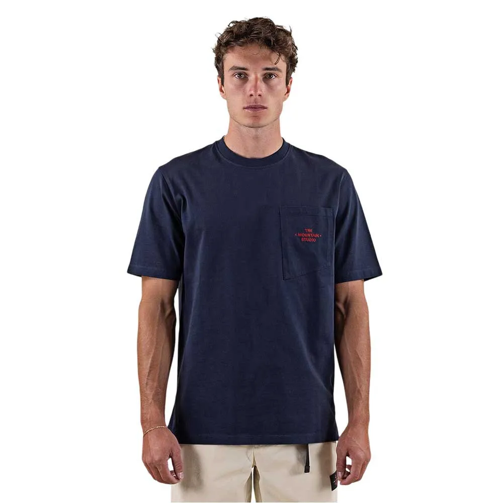 The Mountain Studio Pocket Kortarmet T-skjorte