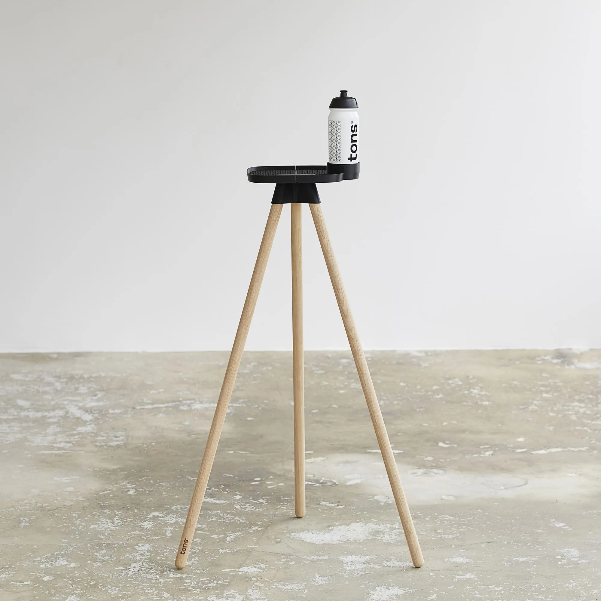 Tons Tray med flaskeholder naturlig eik Tons Tray med flaskeholder naturlig eik