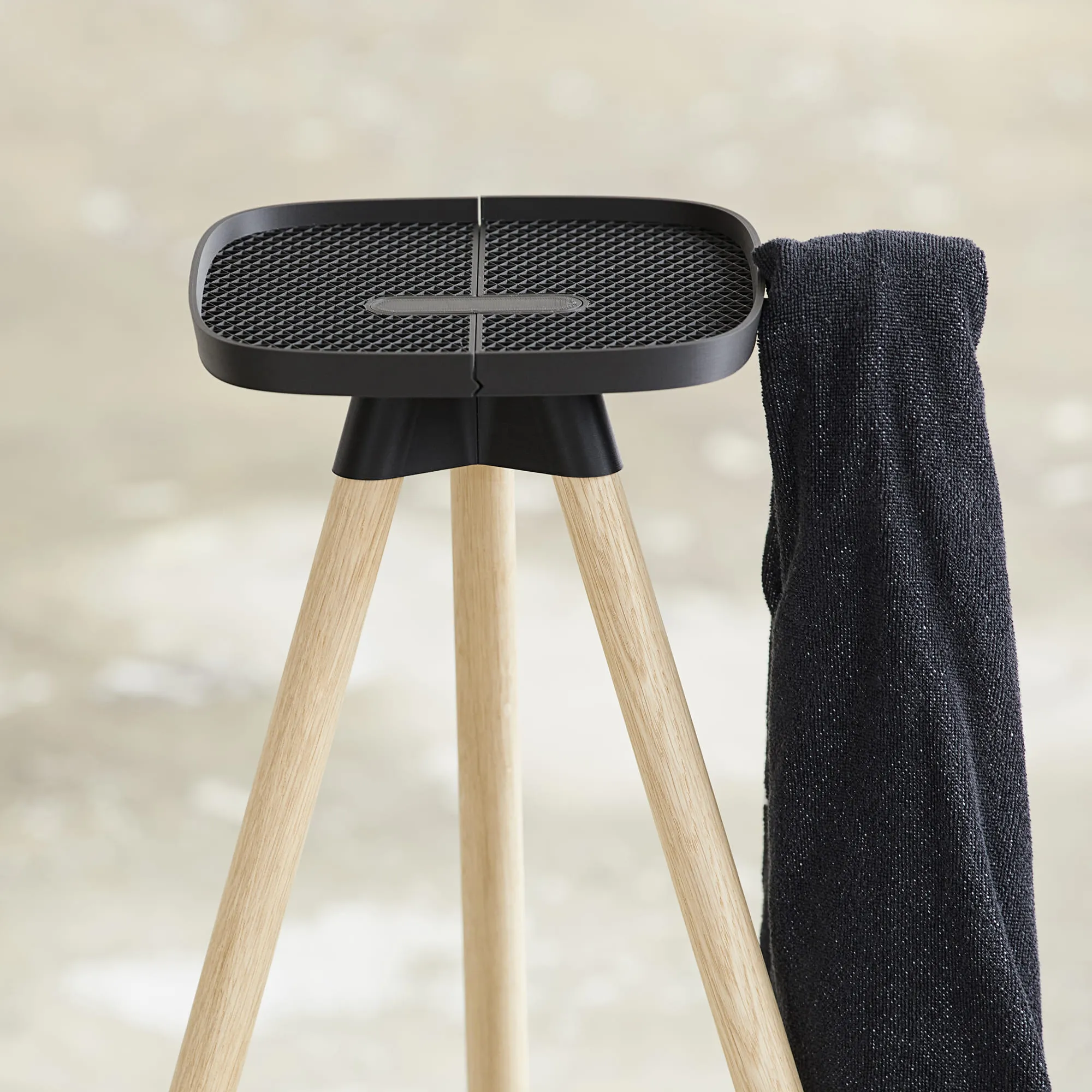 Tons Tray med håndkleholder naturlig eik Tons Tray med håndkleholder naturlig eik
